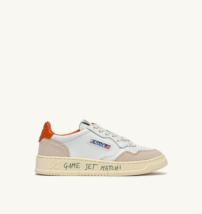 Man MEDALIST LOW SNEAKERS IN LEATHER AND SUEDE COLOR WHITE AND HAWAIIAN SUNSET WITH LETTERING