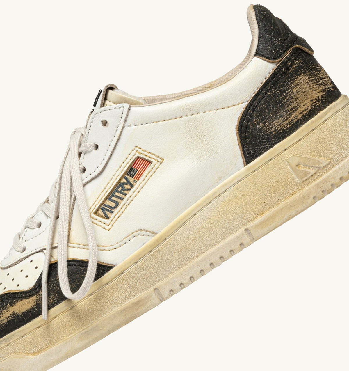 Man MEDALIST LOW SUPER VINTAGE SNEAKERS IN WHITE AND ANTIQUE BLACK LEATHER
