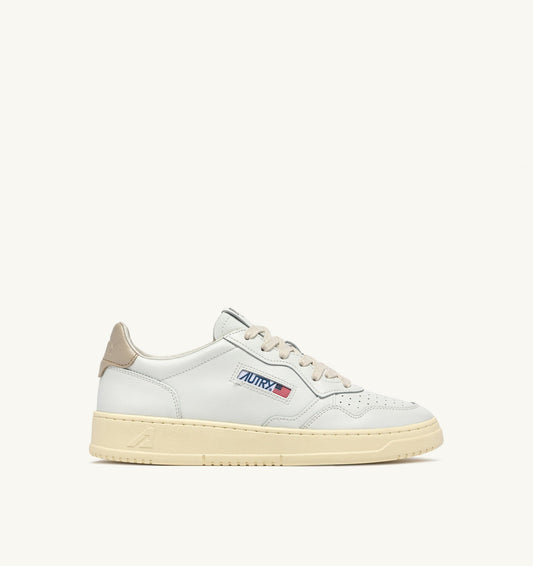 Man MEDALIST LOW SNEAKERS IN WHITE AND FEATHER GRAY LEATHER