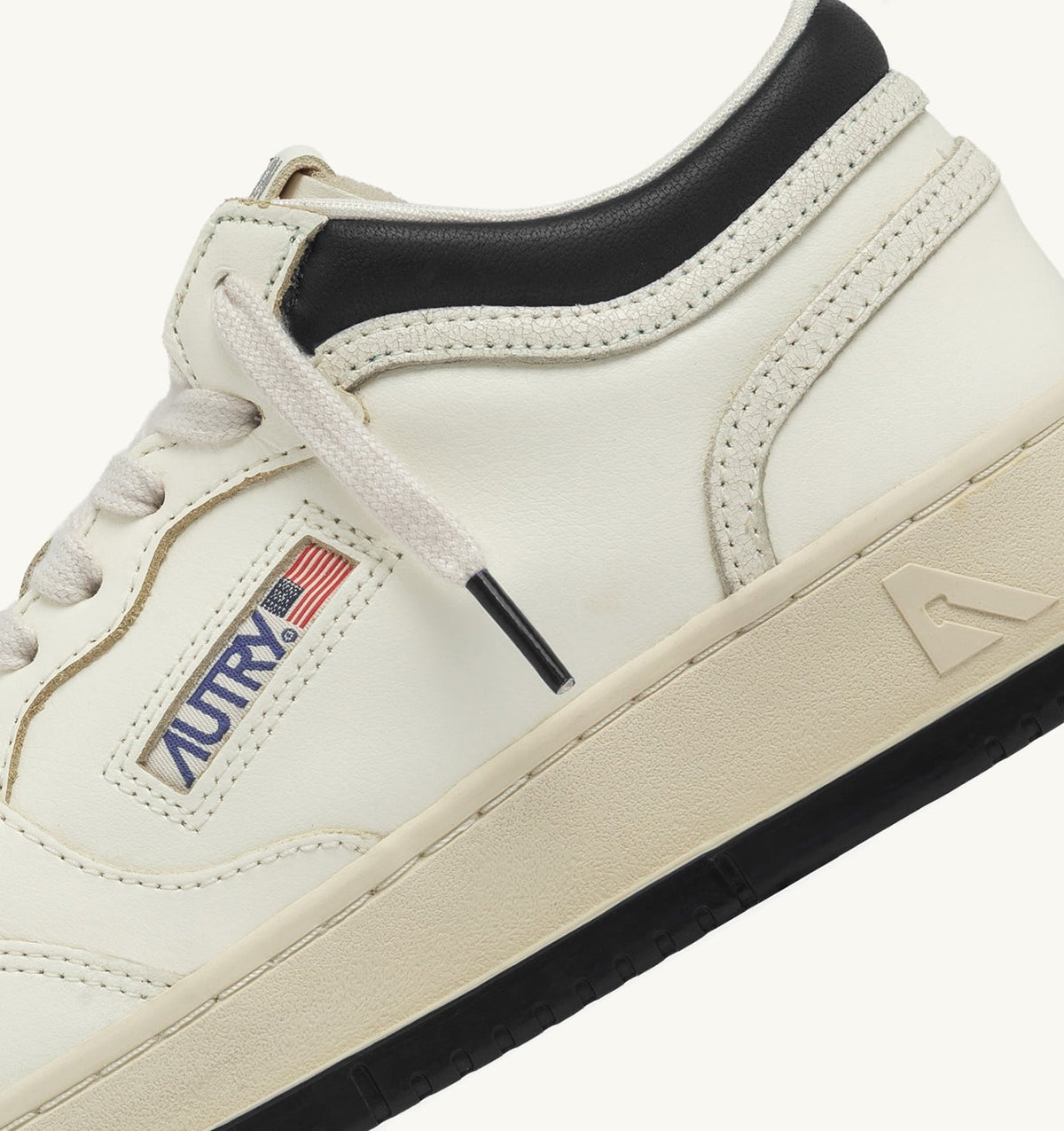 Man MED-WAY SNEAKERS IN LEATHER COLOR MARSHMALLOW AND BLACK