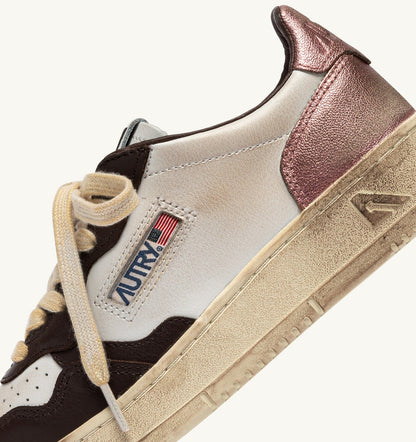 Woman MEDALIST LOW SUPER VINTAGE SNEAKERS IN WHITE, PEONY AND HOT FUDGE LEATHER