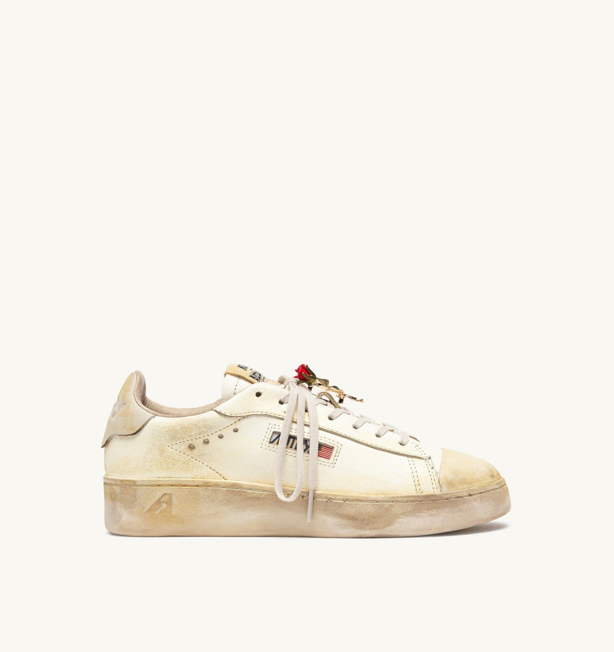 Woman DALLAS LOW SUPER VINTAGE SNEAKERS IN MARSHMALLOW LEATHER WITH CHARM