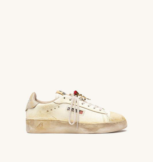 Woman DALLAS LOW SUPER VINTAGE SNEAKERS IN MARSHMALLOW LEATHER WITH CHARM
