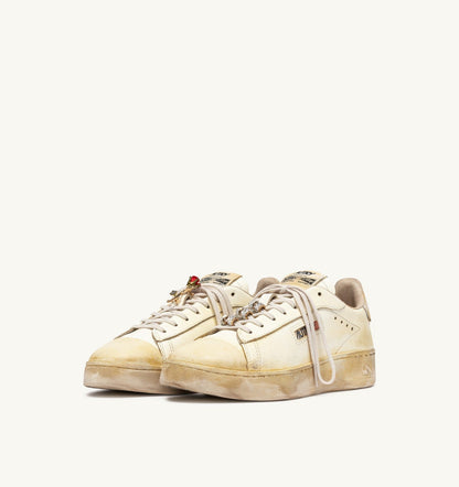 Woman DALLAS LOW SUPER VINTAGE SNEAKERS IN MARSHMALLOW LEATHER WITH CHARM