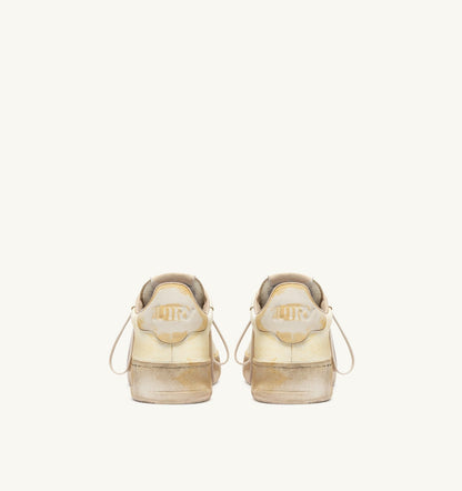Woman DALLAS LOW SUPER VINTAGE SNEAKERS IN MARSHMALLOW LEATHER WITH CHARM