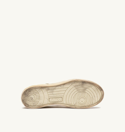 Woman DALLAS LOW SUPER VINTAGE SNEAKERS IN MARSHMALLOW LEATHER WITH CHARM