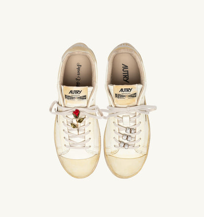 Woman DALLAS LOW SUPER VINTAGE SNEAKERS IN MARSHMALLOW LEATHER WITH CHARM