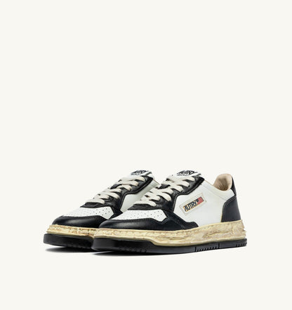 Woman MEDALIST LOW SUPER VINTAGE 'Autry x Maison MIHARA YASUHIRO General Scale.' SNEAKERS IN WHITE AND BLACK LEATHER