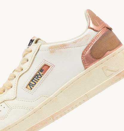 Woman MEDALIST LOW SUPER VINTAGE SNEAKERS IN WHITE SALMON AND VANILLA LEATHER